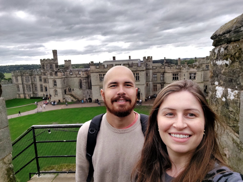 Leonardo e Priscila na muralha de Warwick Castle.